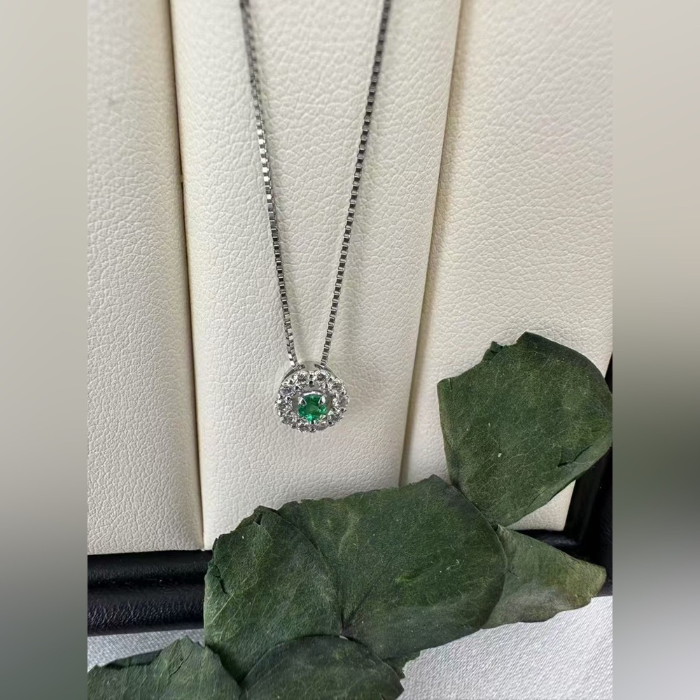 Stunning Platinum Necklace with real Emerald and Diamonds